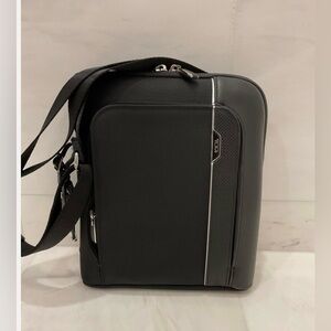 NEW Tumi ARRIVE OLTEN 10.75” HTLS Polyester Crossbody - BLACK w/ Leather❗️